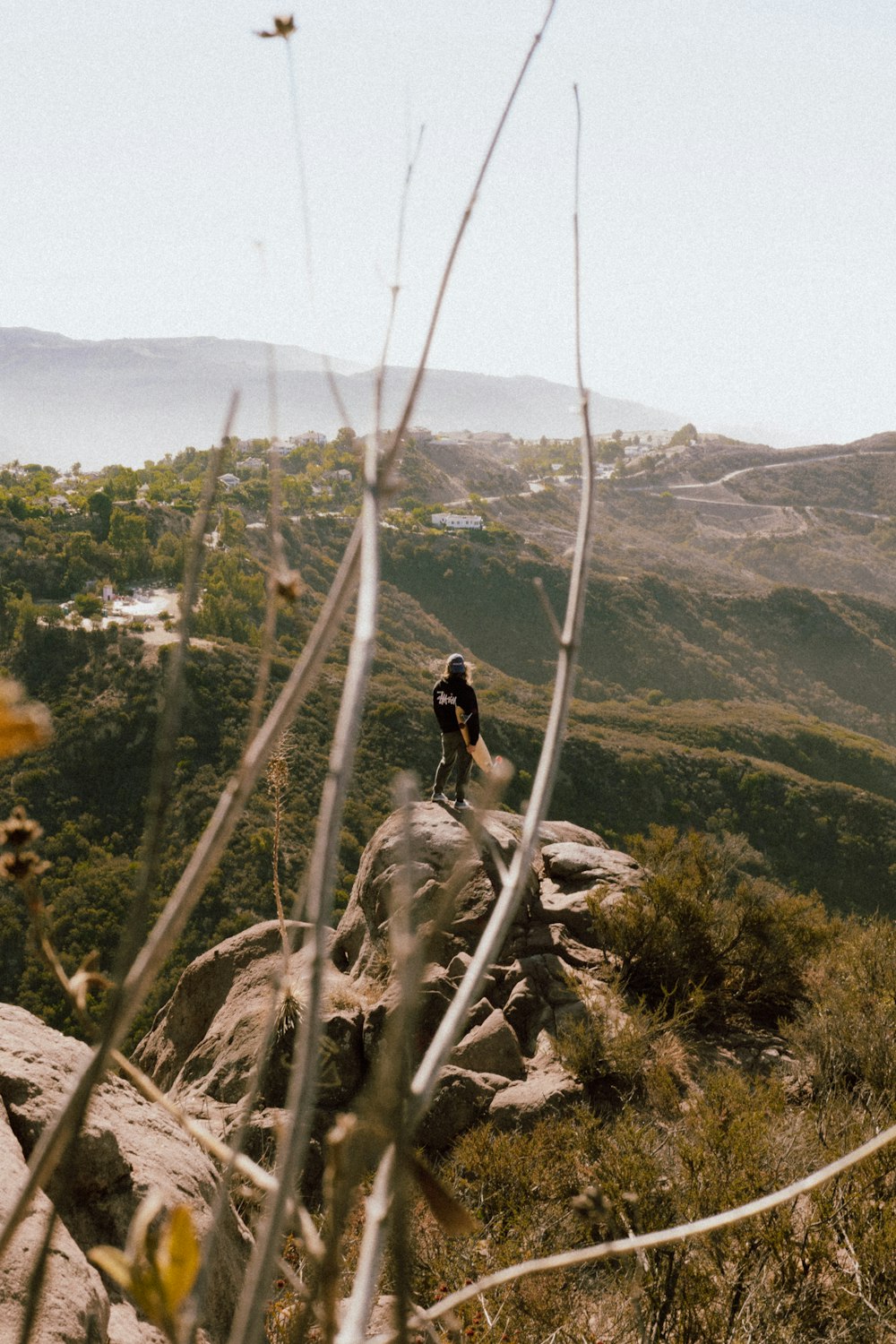 una persona montando una bicicleta de montaña en un sendero