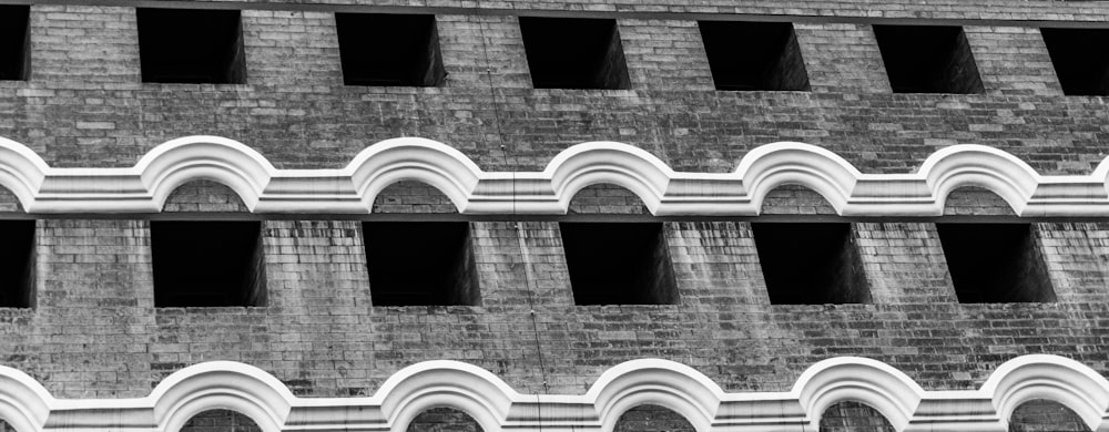 Una foto en blanco y negro de un edificio de ladrillo