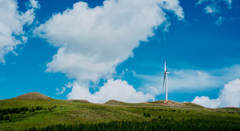 uma turbina eólica no topo de uma colina