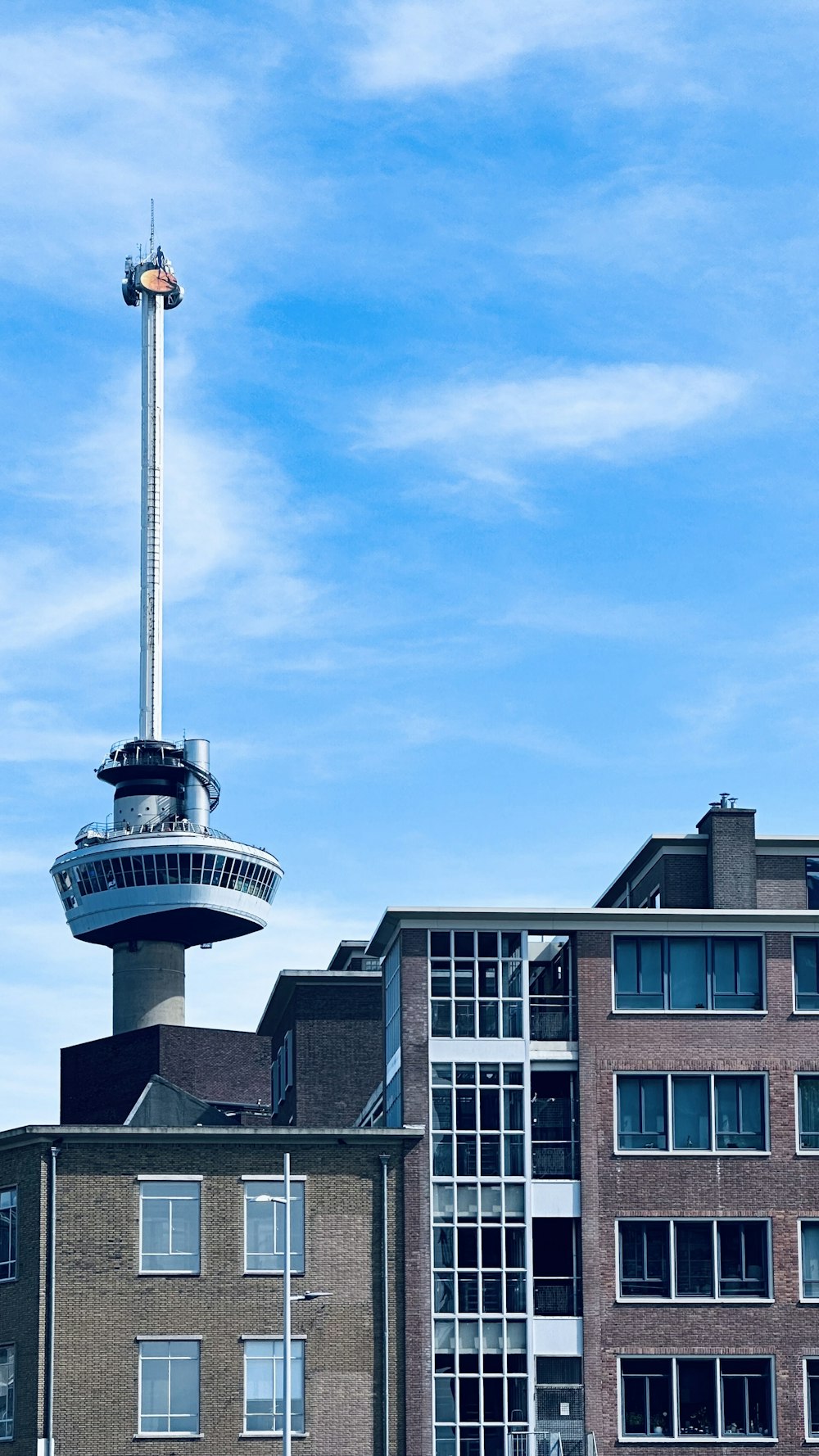 un edificio con una torre en la parte superior