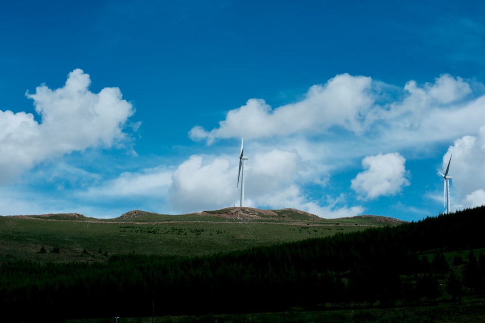 Un gruppo di turbine eoliche sulla cima di una collina