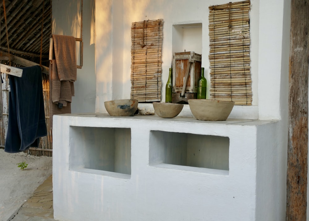 a couple of bowls sitting on top of a counter