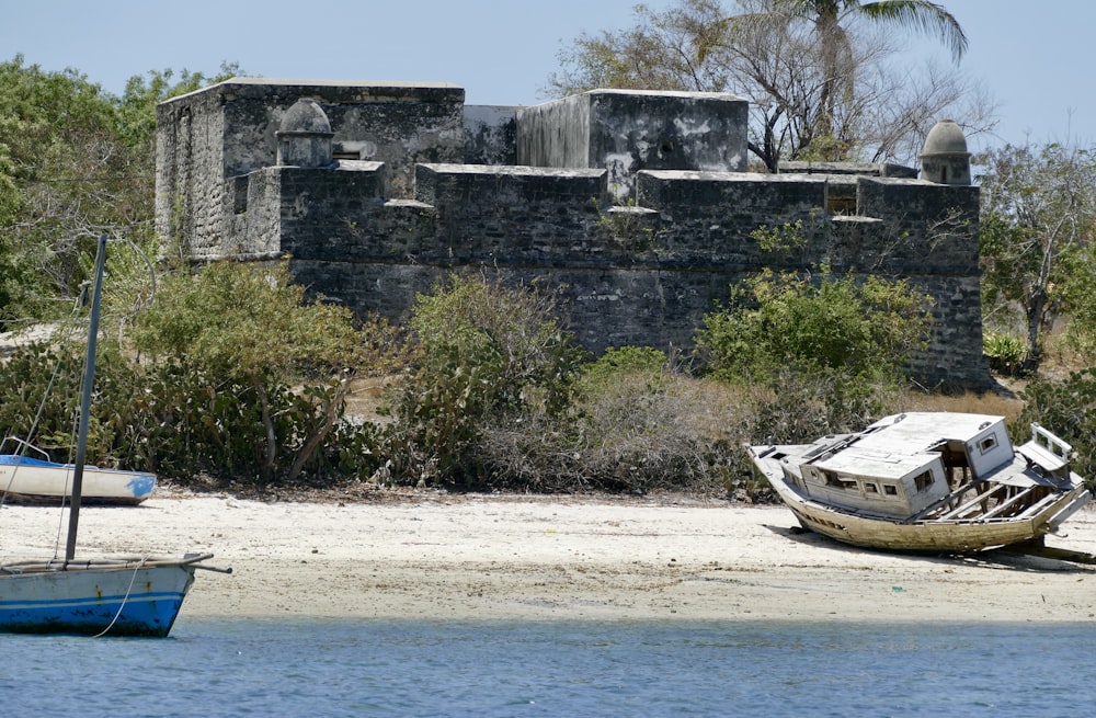 a boat sitting on top of a sandy beach