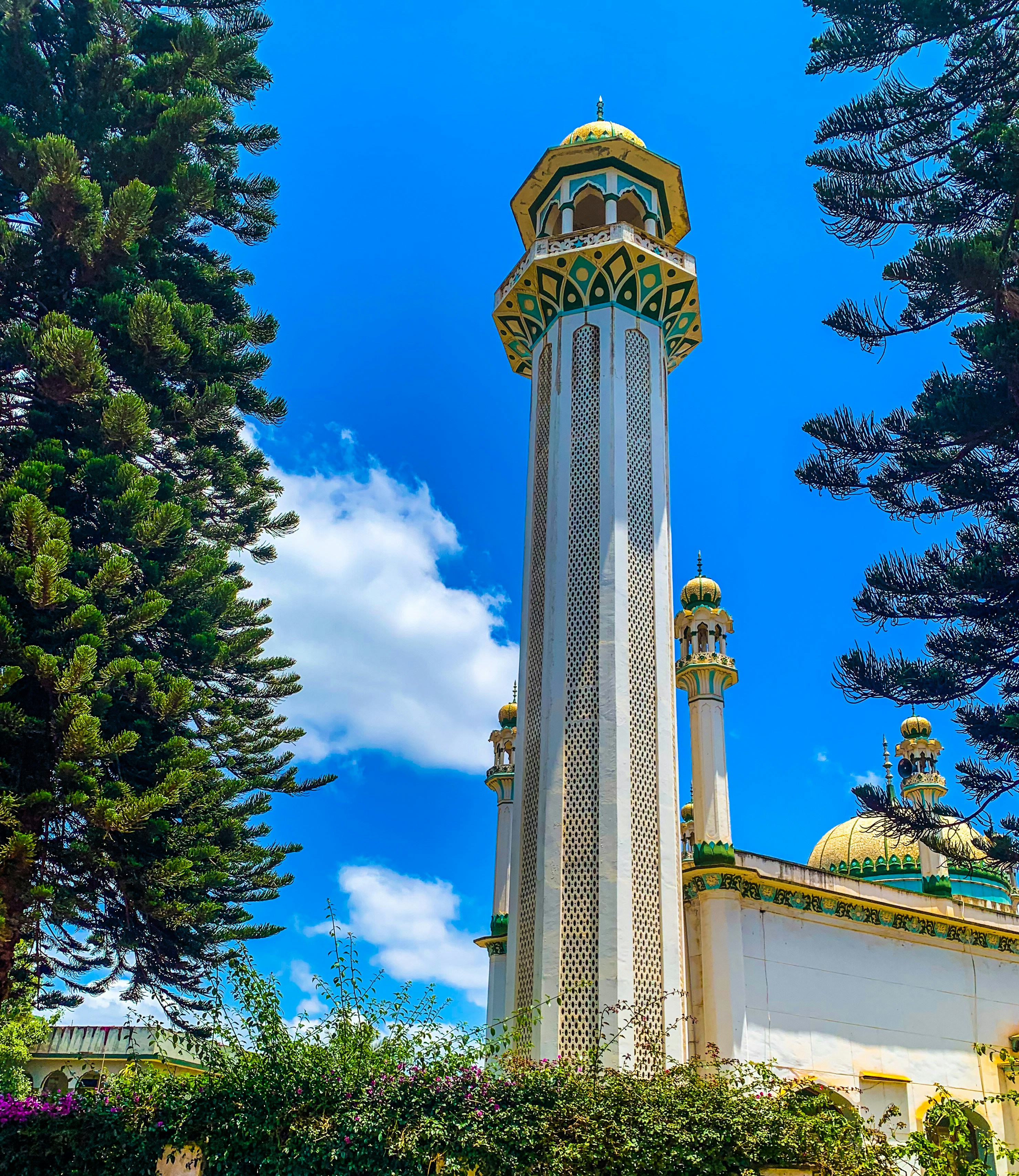 menara tinggi dengan jam di atasnya