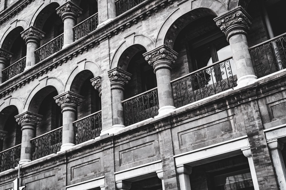 Una foto en blanco y negro de un edificio antiguo