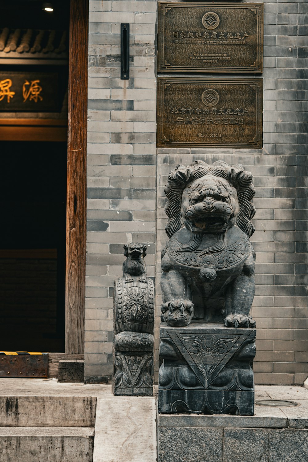 Una estatua de un león en un pedestal frente a un edificio