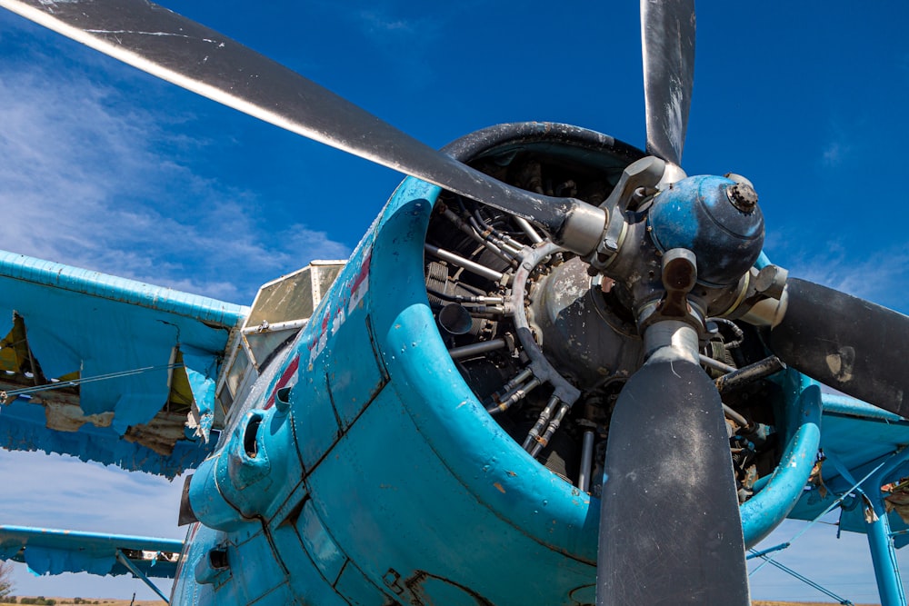 a close up of the propeller of an airplane