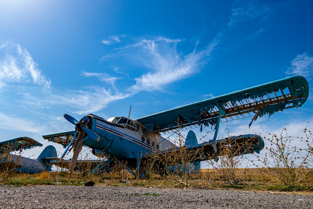 Ein altes Flugzeug, das auf einem grasbewachsenen Feld sitzt
