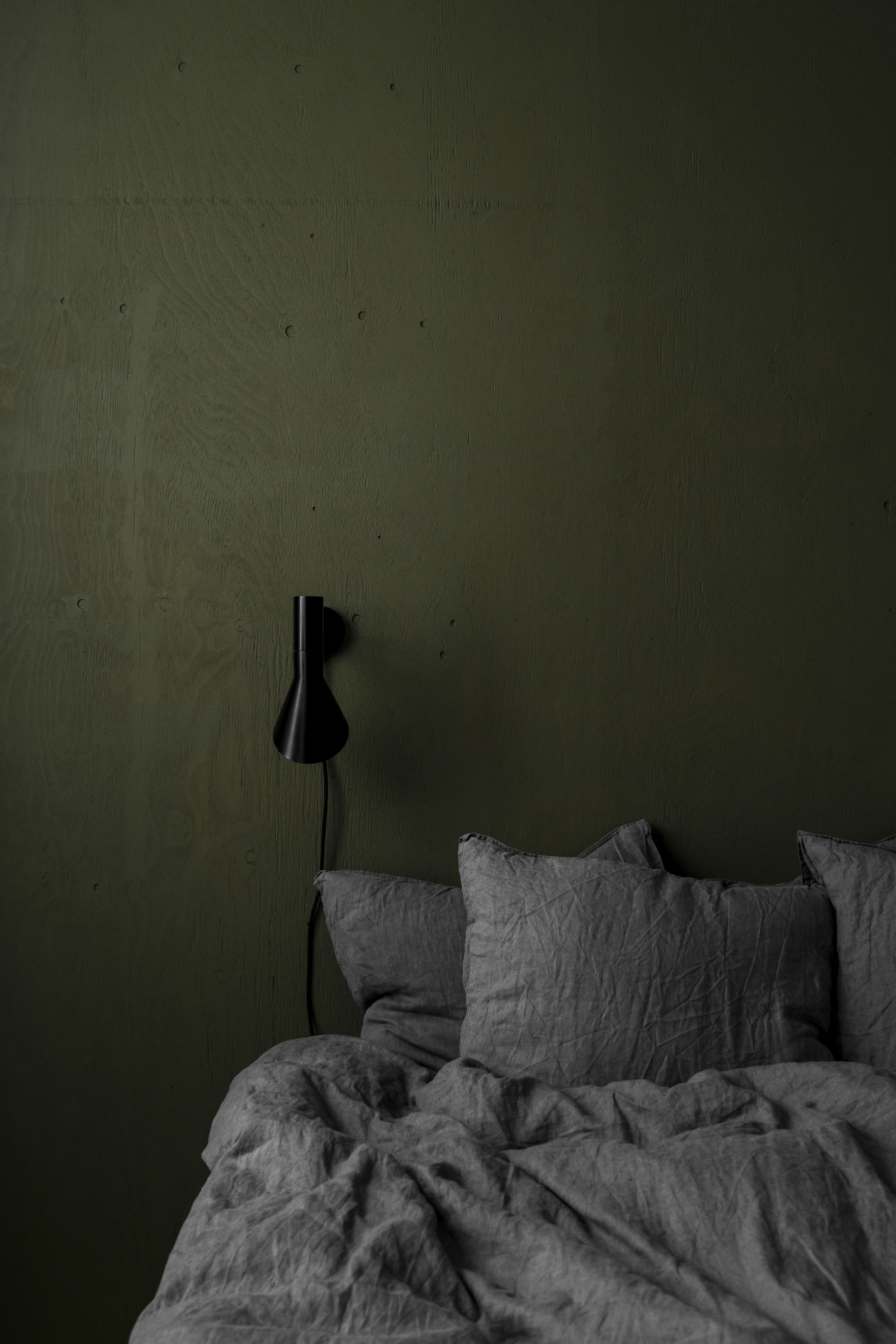 Skandinavisches Schlafzimmer mit warmen Wandtönen und weichem Tageslicht