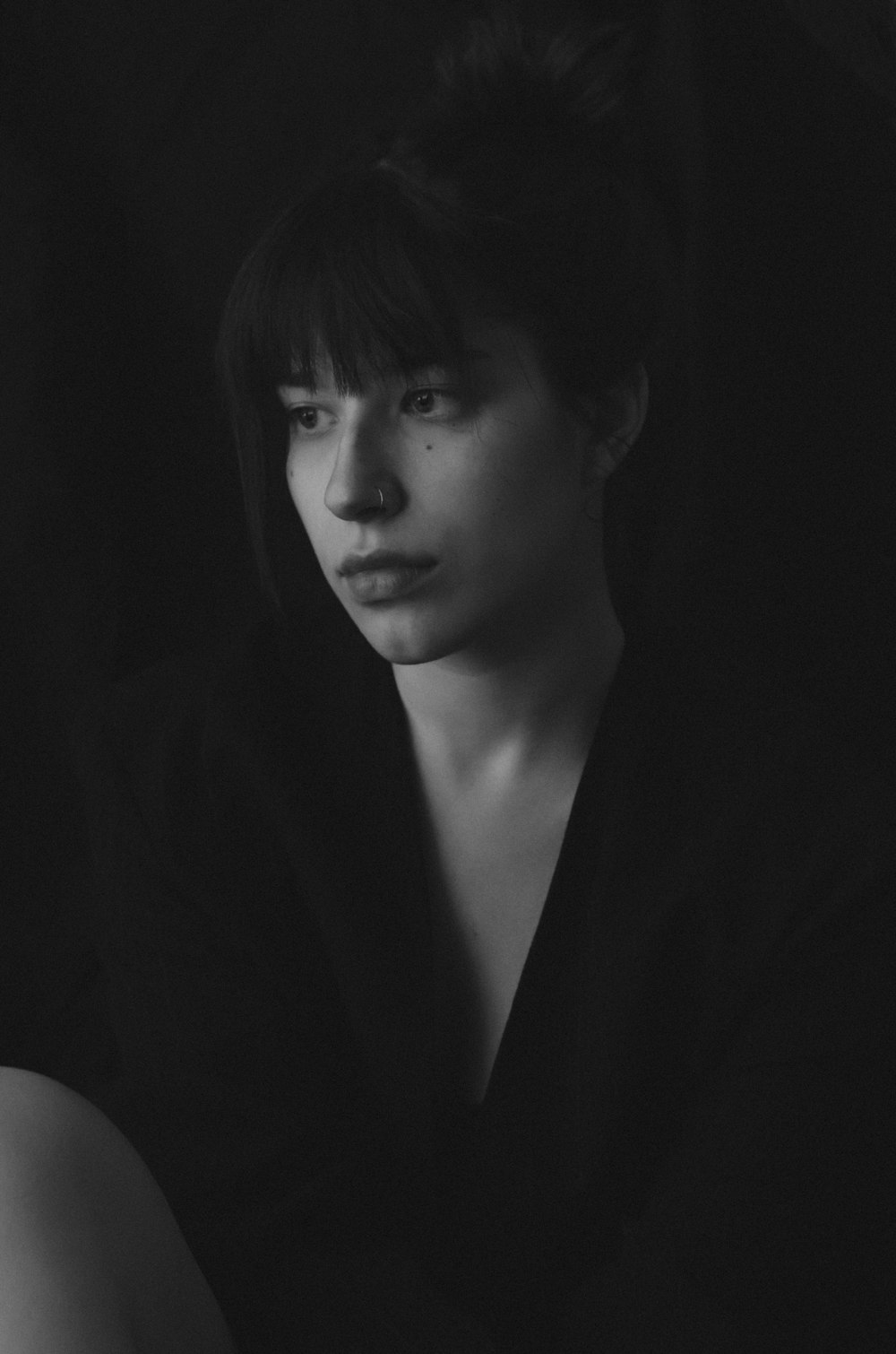 Ein Schwarz-Weiß-Foto einer Frau