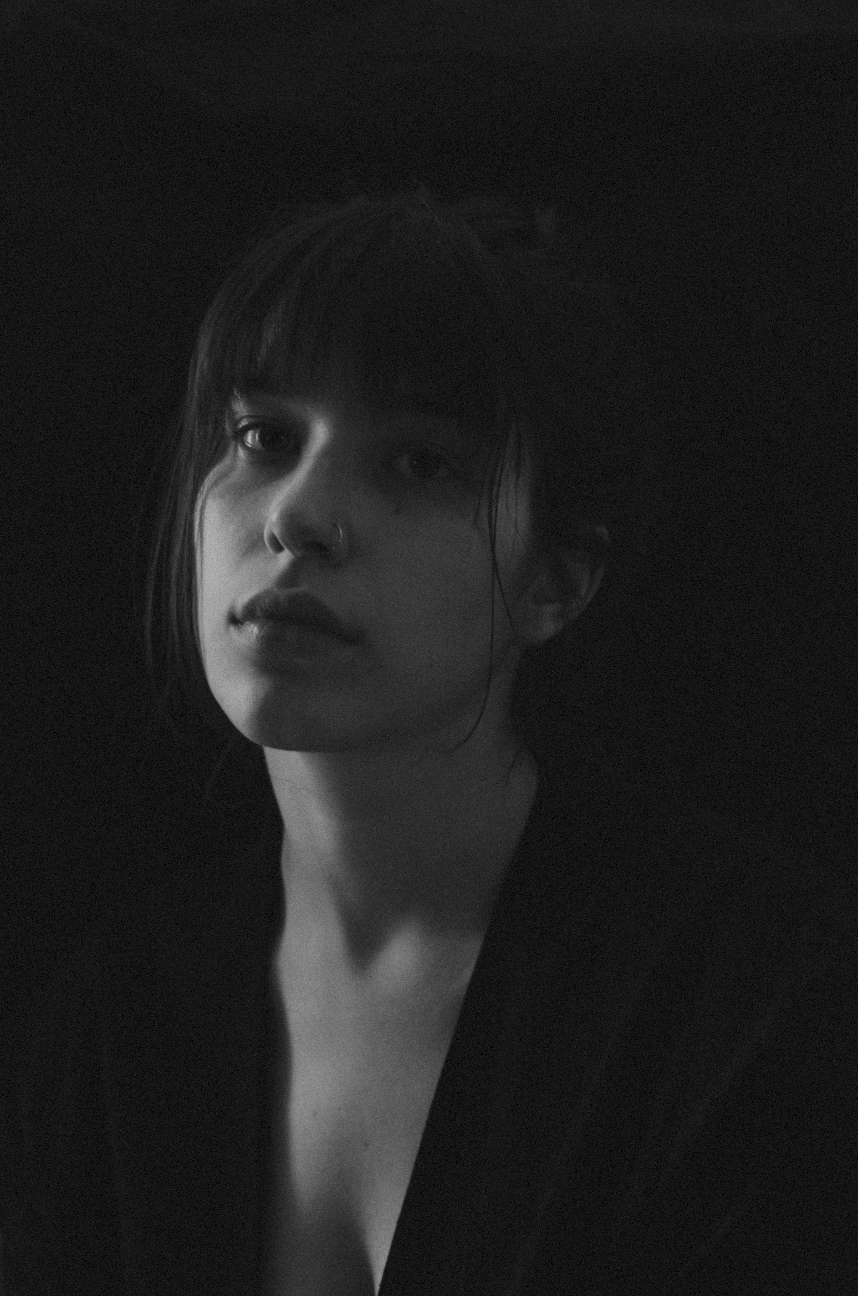 Une photo en noir et blanc d’une femme