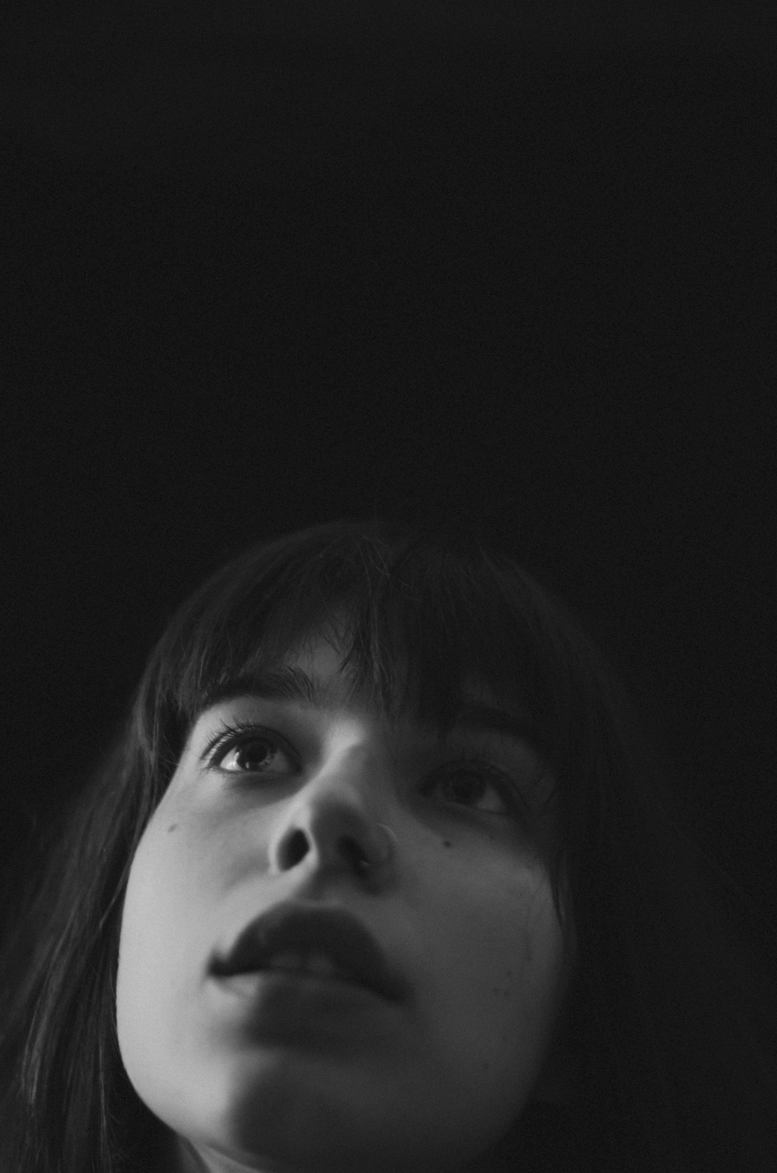 une photo en noir et blanc du visage d’une femme