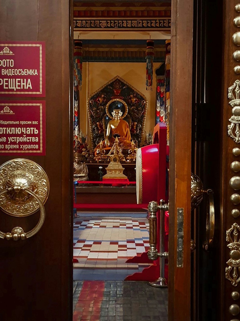 Eine Tür, die zu einem Raum mit einer Buddha-Statue führt