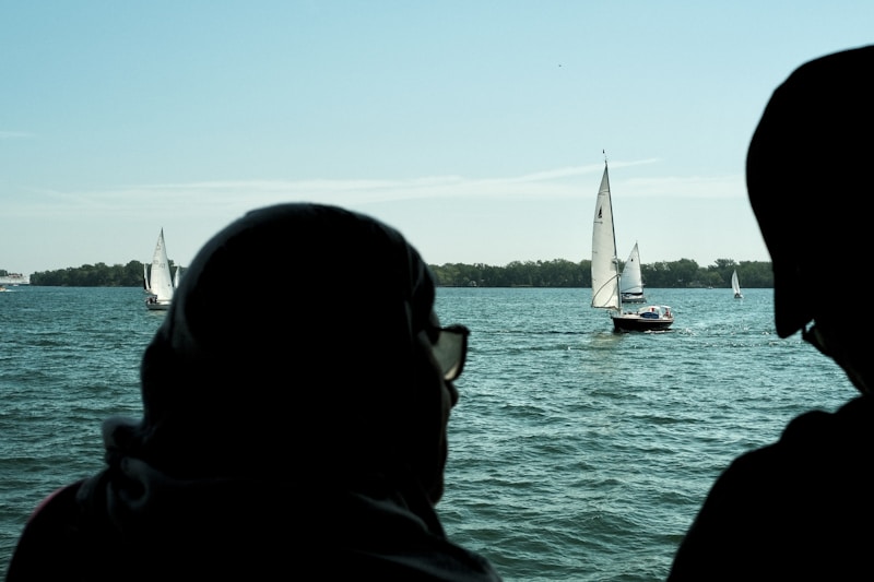 Pareja observando velero en el agua
