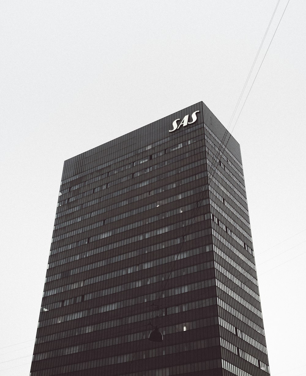 Un edificio muy alto con un fondo de cielo