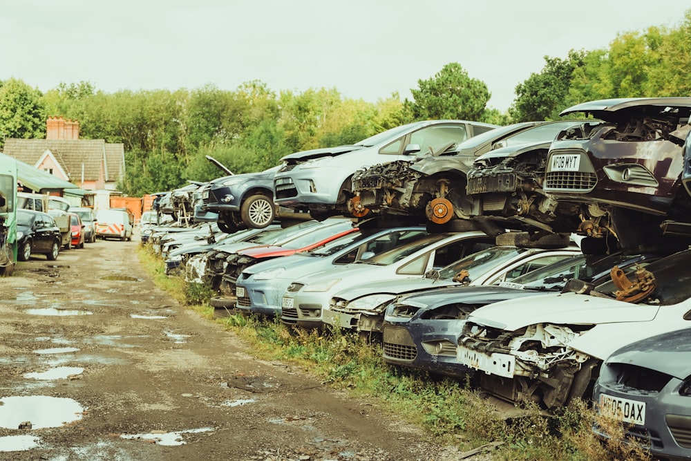 Ein Haufen Autos, die im Dreck stehen