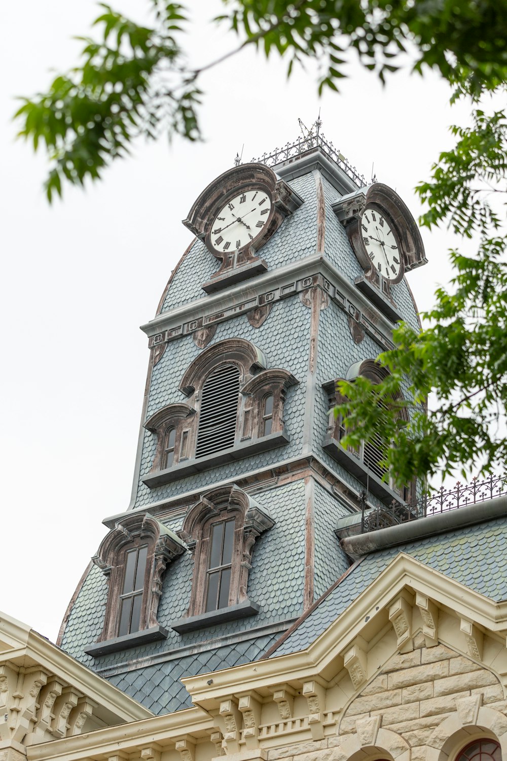 um grande edifício com um relógio no topo dele