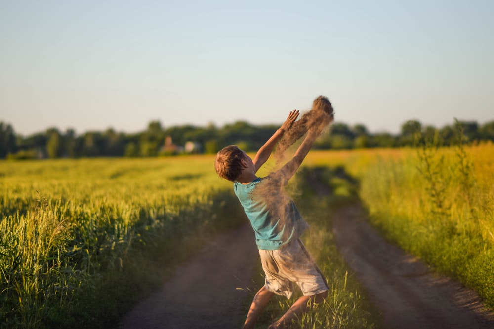 eine Person, die auf einem Feld in die Luft springt