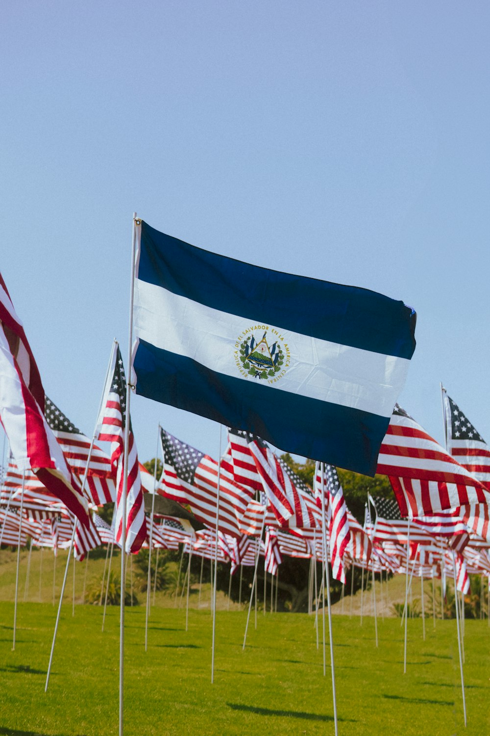 Un campo lleno de banderas estadounidenses y guatemaltecas