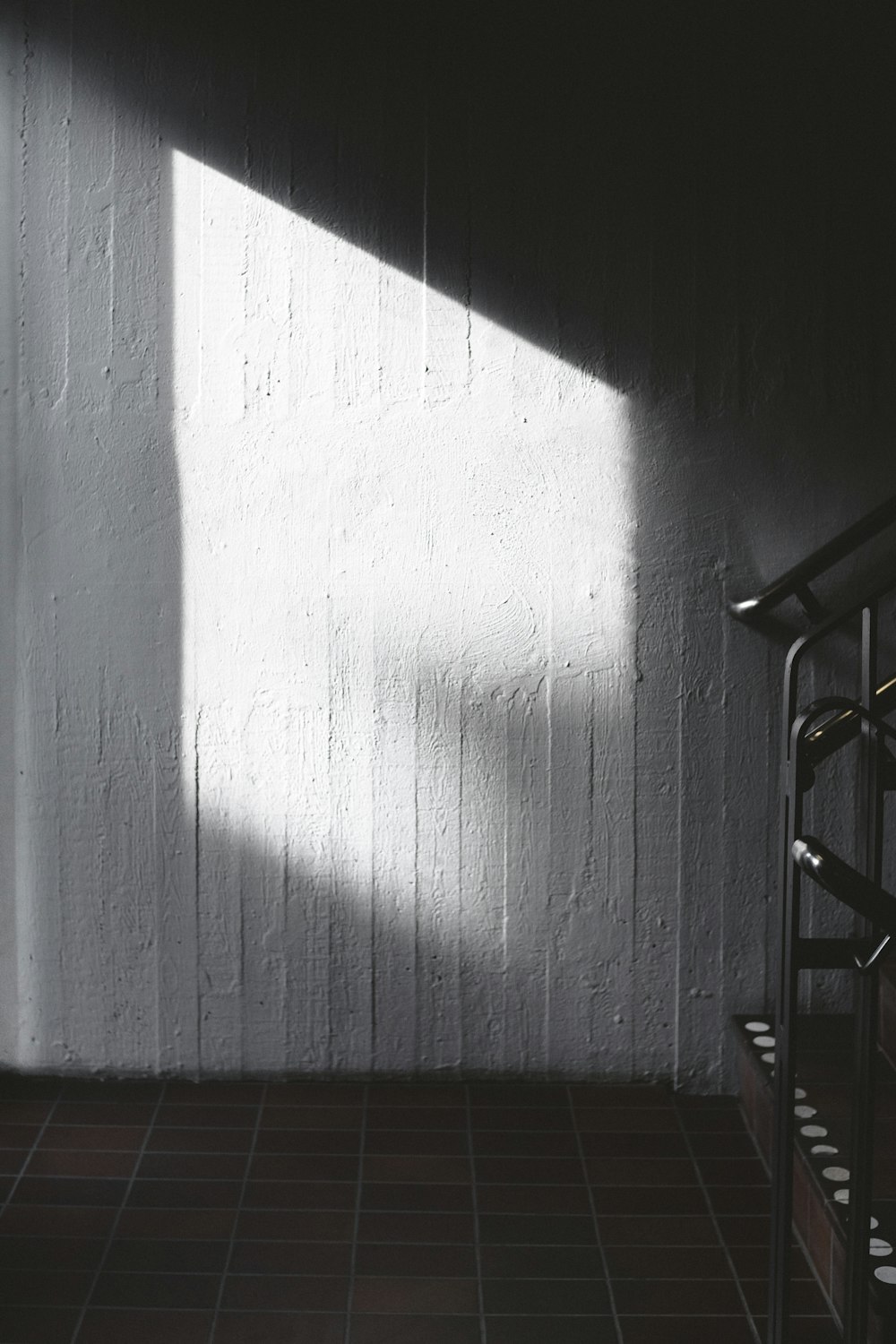 une chambre avec un sol carrelé et un mur