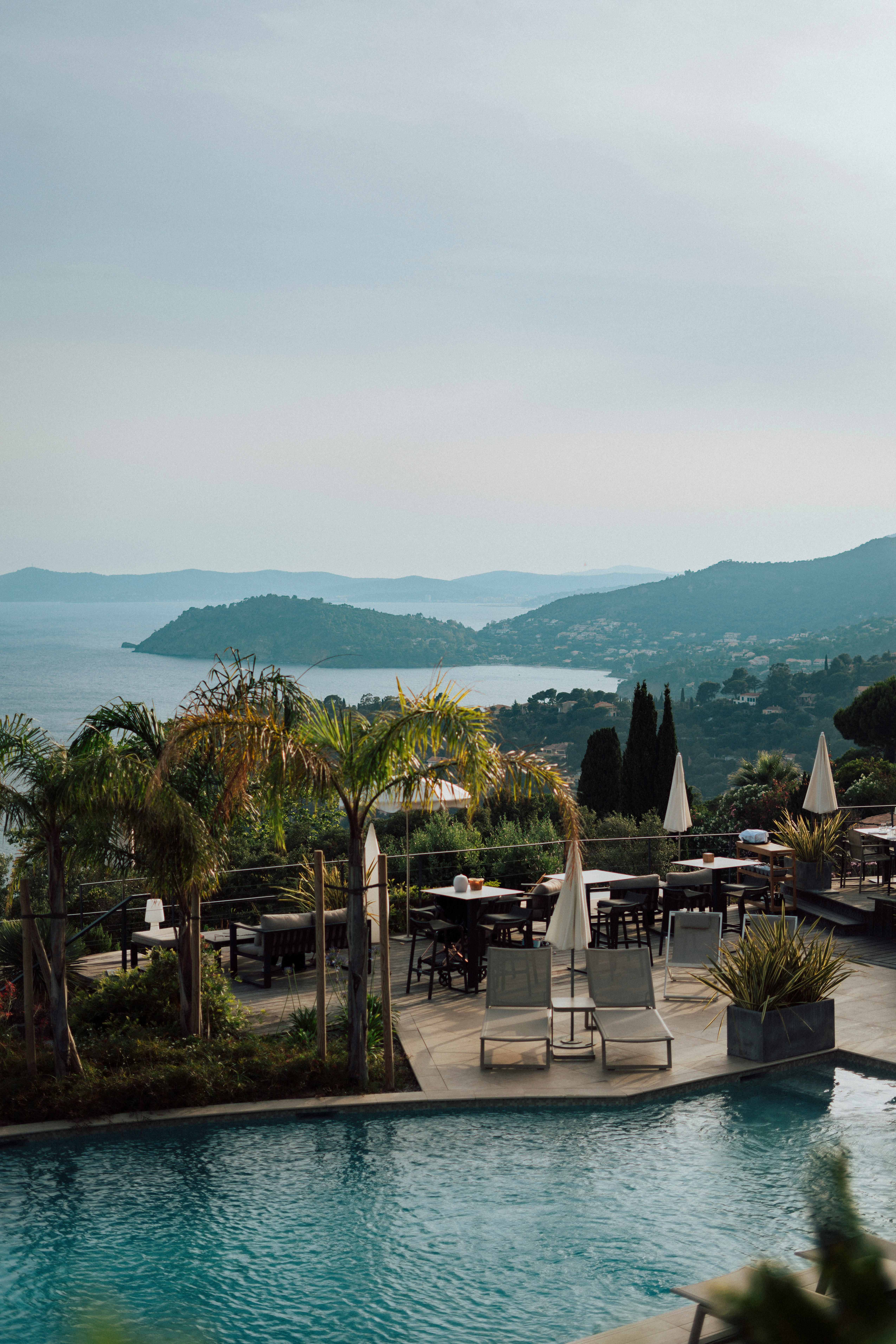 Hồ bơi và cảnh quan resort được sử dụng để tăng khả năng tiếp cận chiến dịch mùa thấp điểm