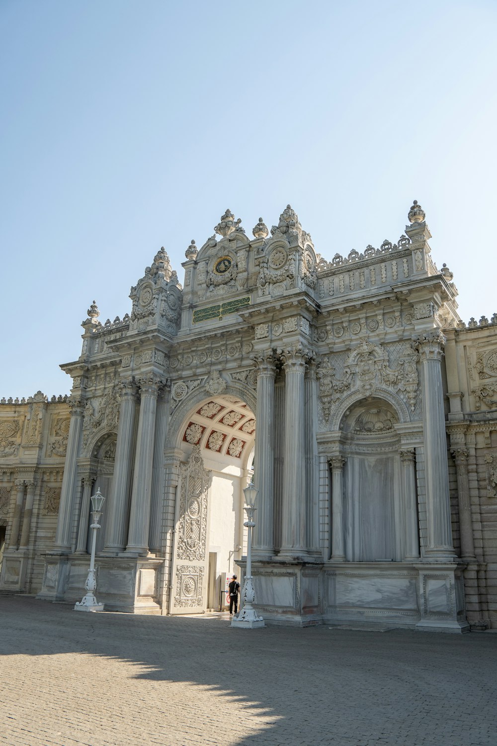 Un grande edificio bianco con una massiccia porta