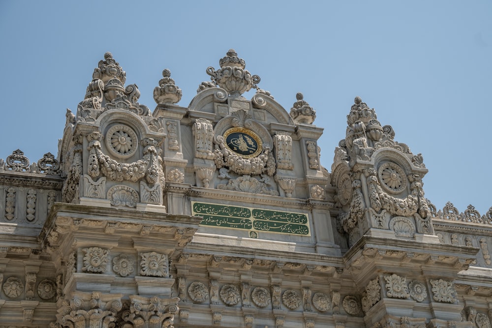 un edificio con un orologio in cima