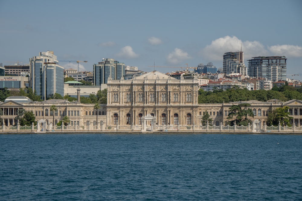 Un grande edificio seduto sulla cima di uno specchio d'acqua