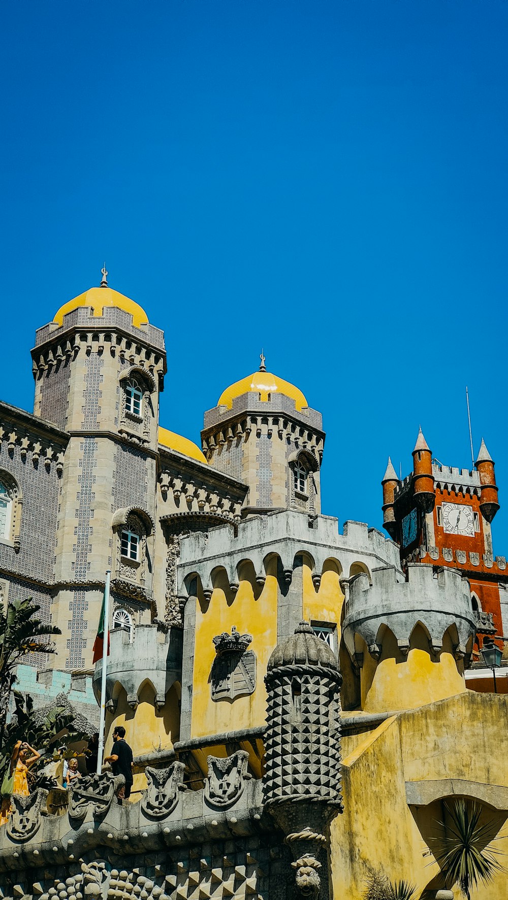 un castillo como un edificio con un reloj en la parte delantera