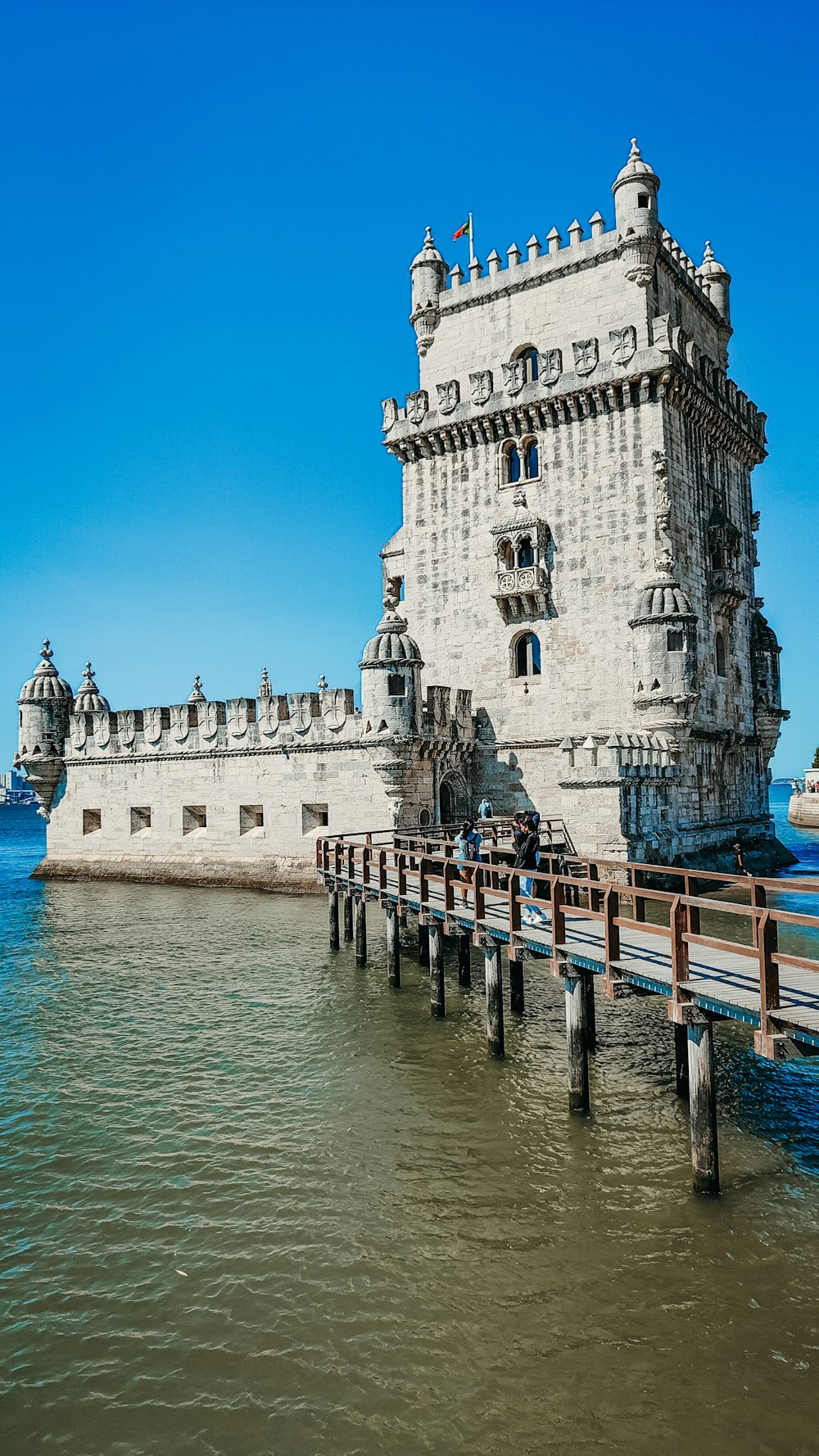 Ein großes weißes Schloss, das auf einem Gewässer sitzt