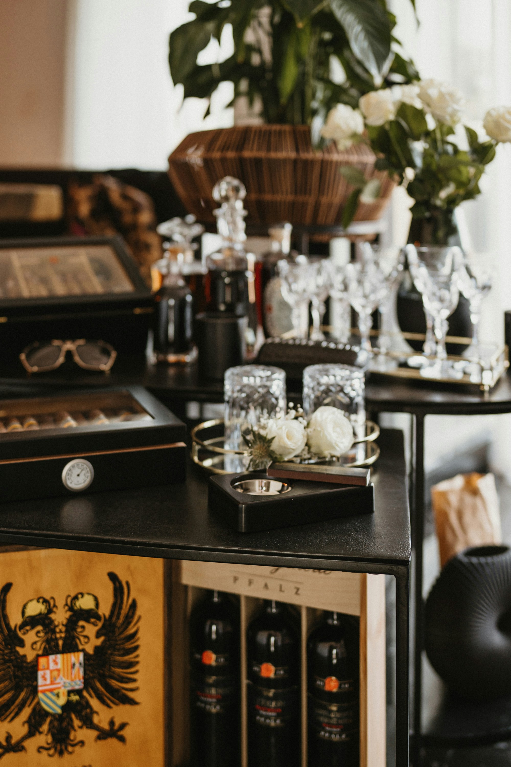 photo-1693945098381-281cf607c77f?ixid=M3wxMjA3fDB8MXxzZWFyY2h8MTZ8fGJhcmlzdGElMjBzdHlsZSUyMGFjY2Vzc29yaWVzfGVufDB8fHx8MTc2NjQ3MDk3M3ww\u0026ixlib=rb-4.1.0