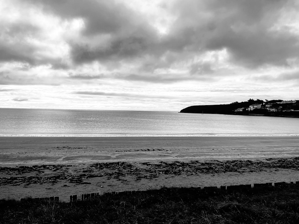 Une photo en noir et blanc d’une plage