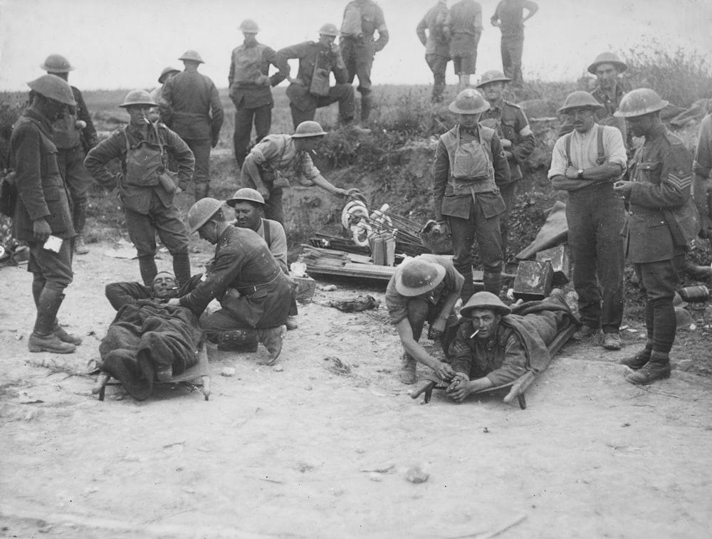 地面に横たわる男の周りに立っている兵士のグループ
