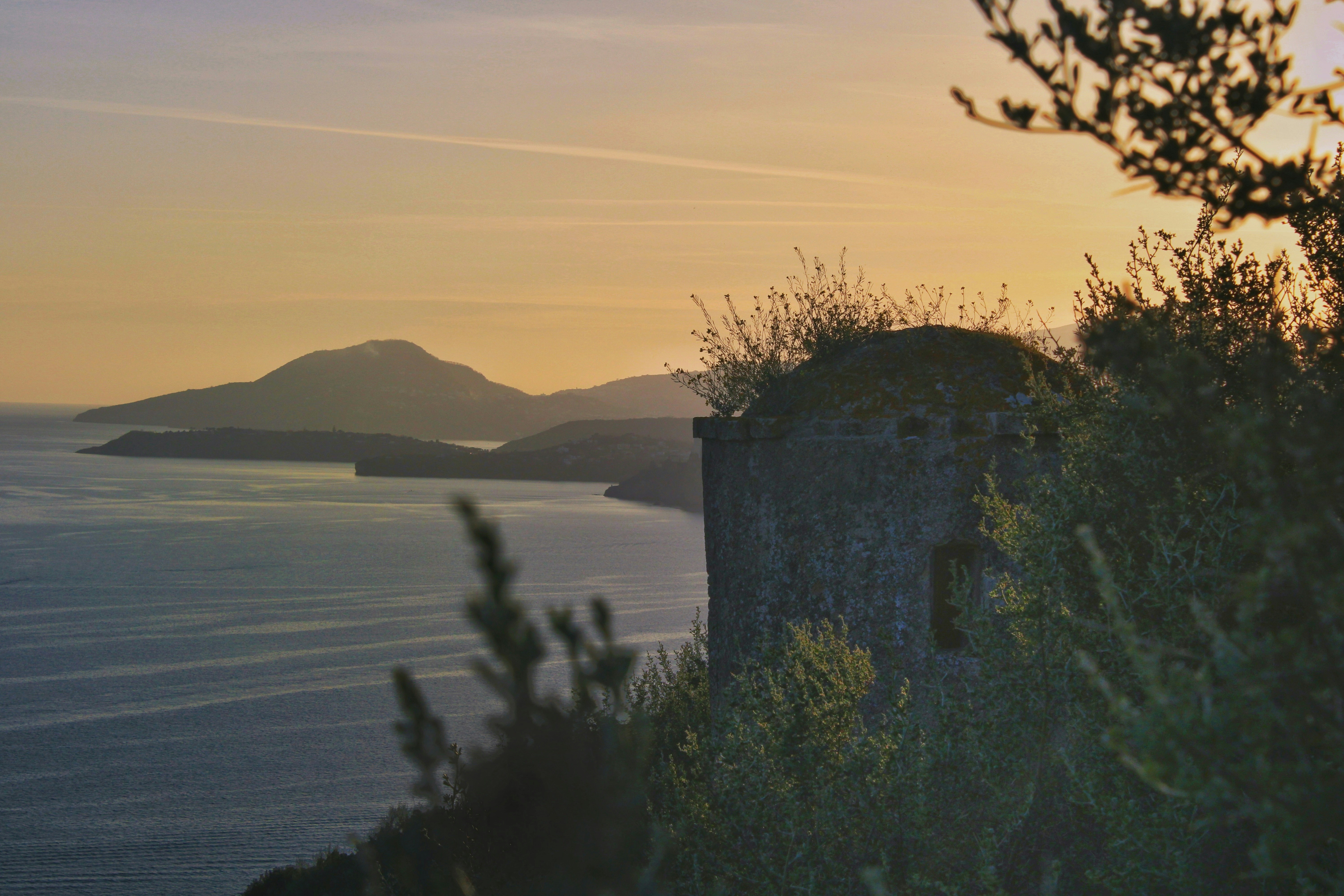 una vista di uno specchio d'acqua al tramonto