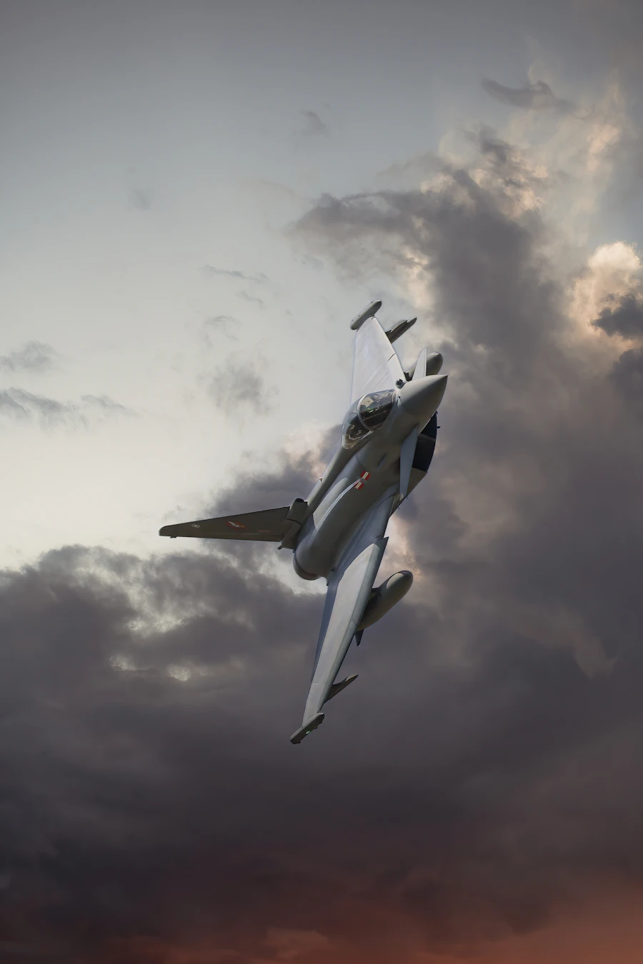 Jet che vola in un cielo nuvoloso