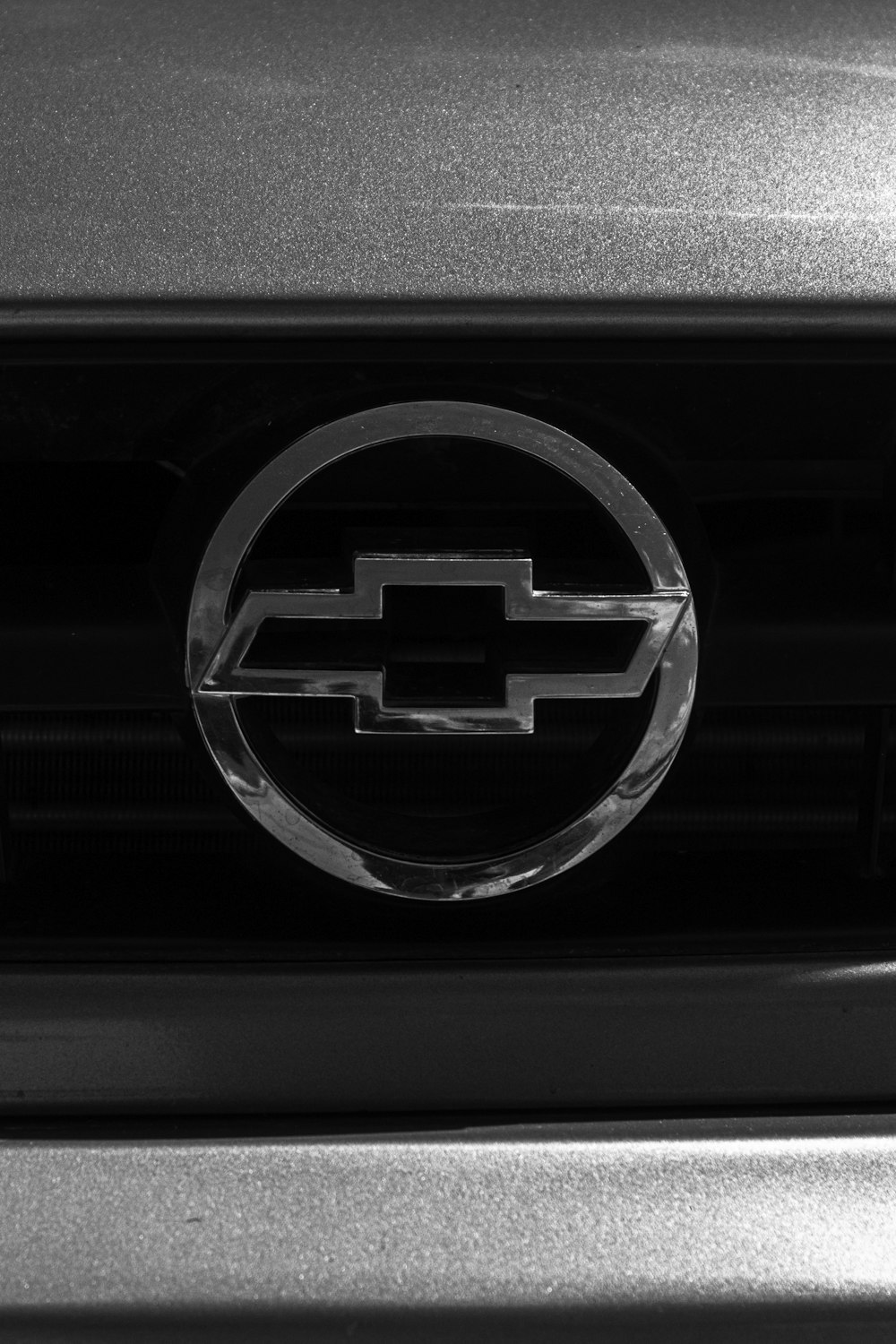 Un emblema Chevrolet è mostrato sulla parte anteriore di un'auto