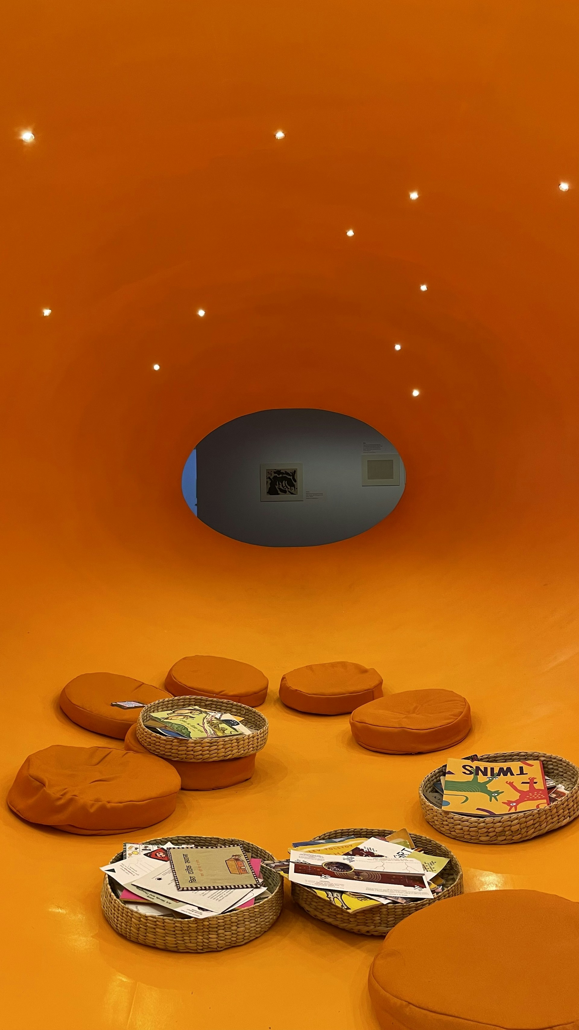 gray computer monitor