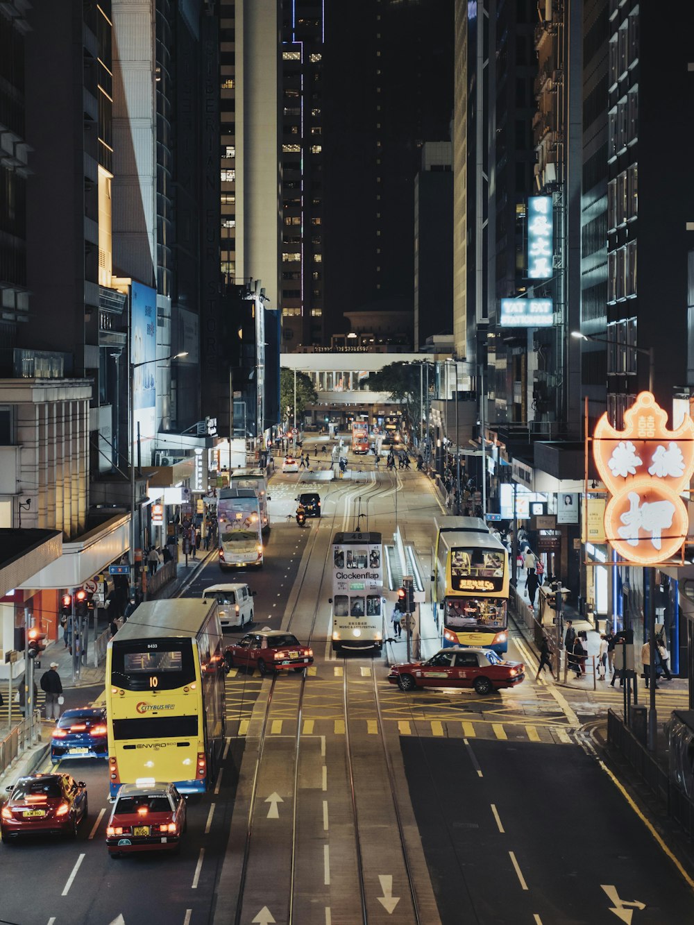 a city street filled with lots of traffic at night