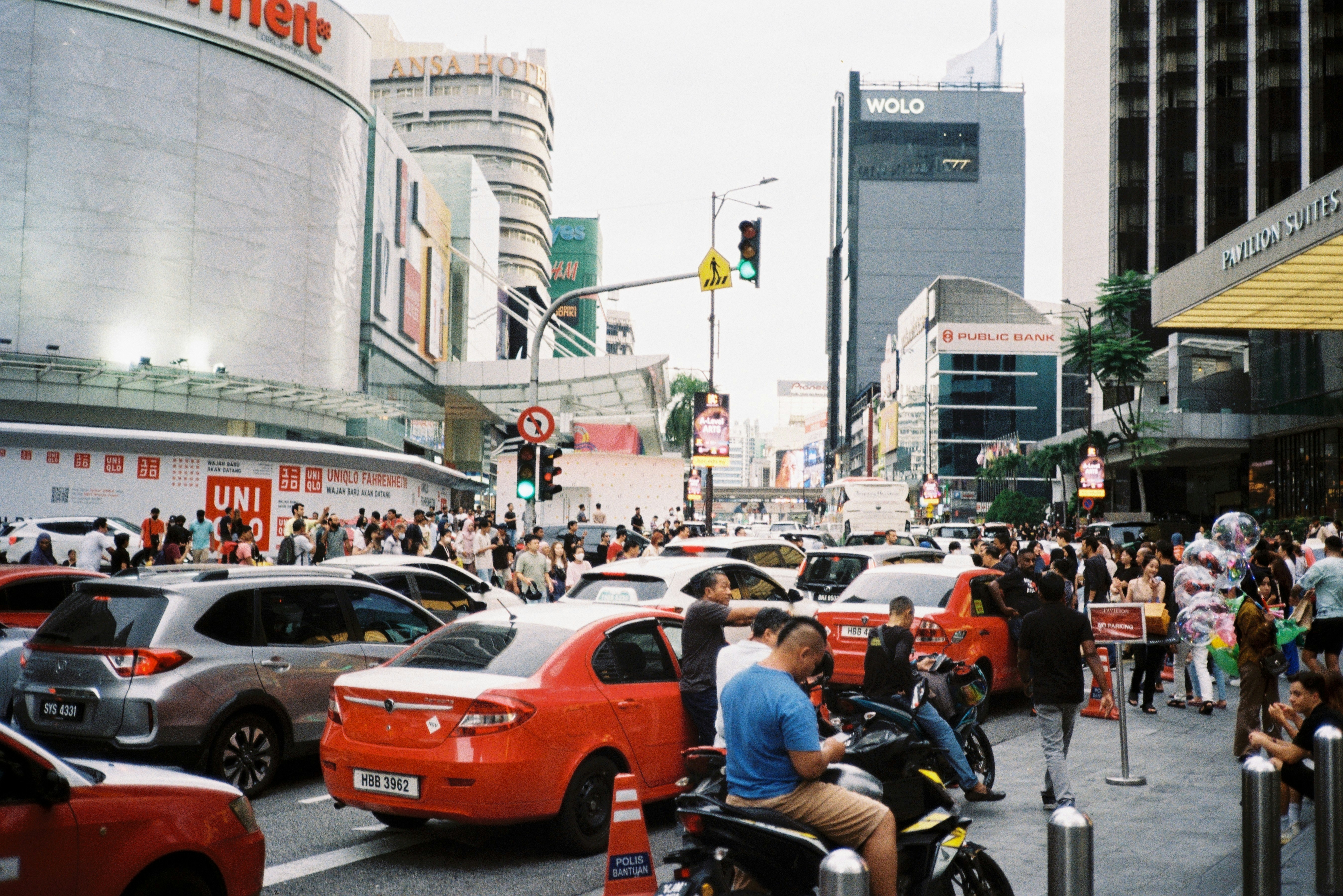 Menjelajahi Ikon Malaysia: KLCC dan Bukit Bintang Pedestrian Walkway
