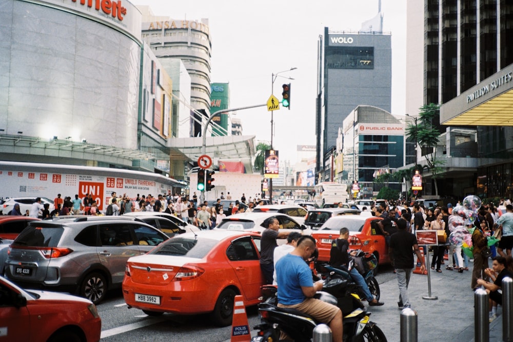 a busy city street filled with lots of traffic