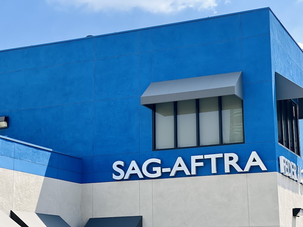 Um edifício azul e branco com a palavra SAG - AFTRA nele