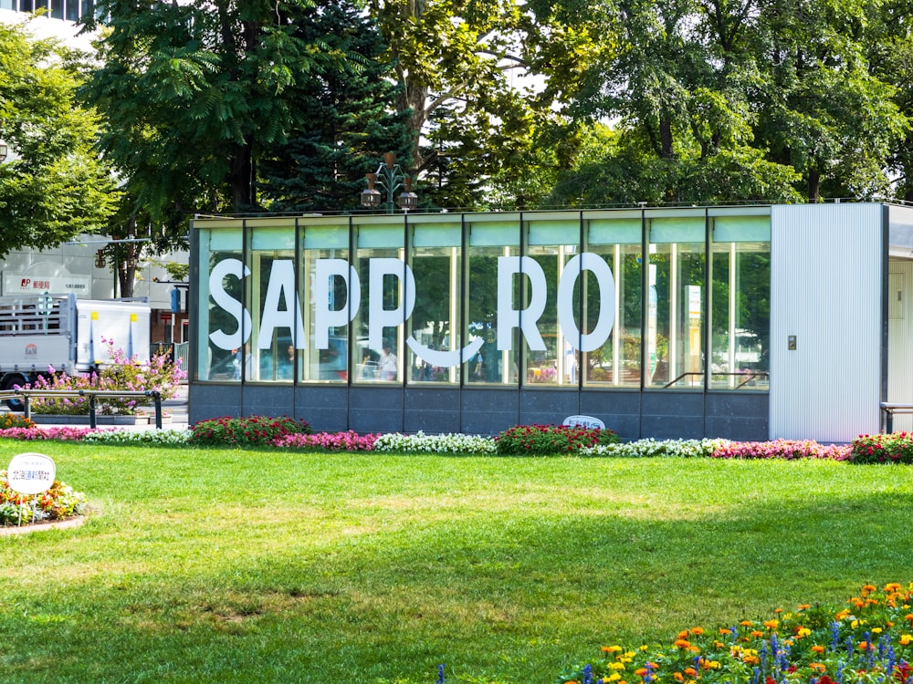 a sign that reads saper rot in front of a building