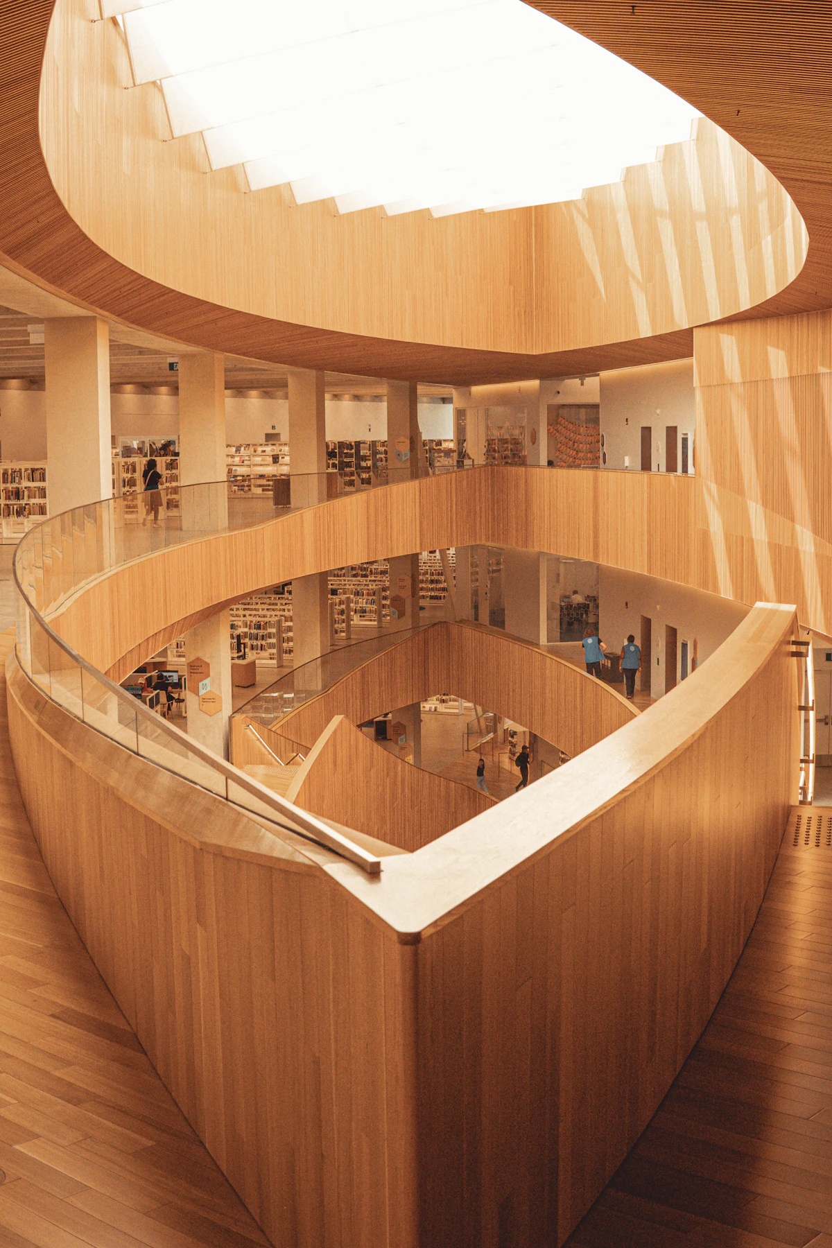 Biblioteca Engelberg: facciata in larice non trattato dopo dieci anni di esposizione.