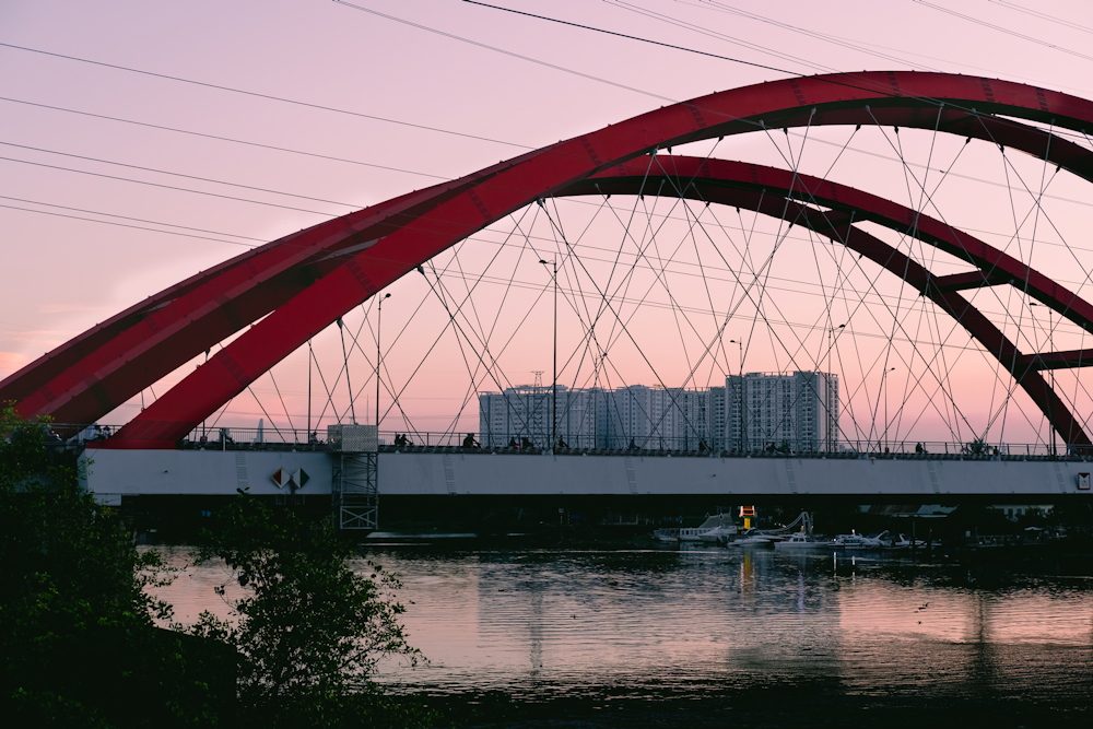 uma ponte vermelha sobre um corpo de água