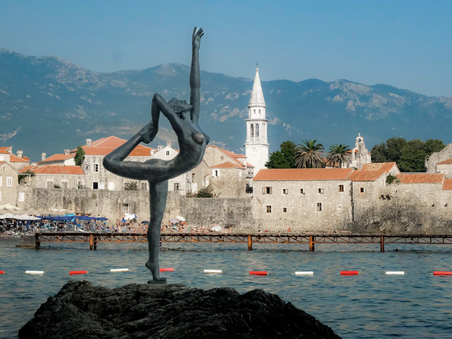 Budva'da kayalıkların üzerindeki Balerin heykeli ve deniz