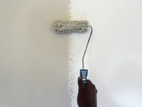 Aplicación de pintura con rodillo sobre un muro interior en Angol