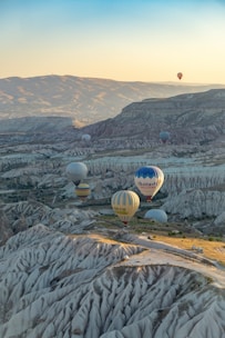 Families and couples enjoying a smooth, secure hot air balloon ride over Delhi’s scenic landscapes.