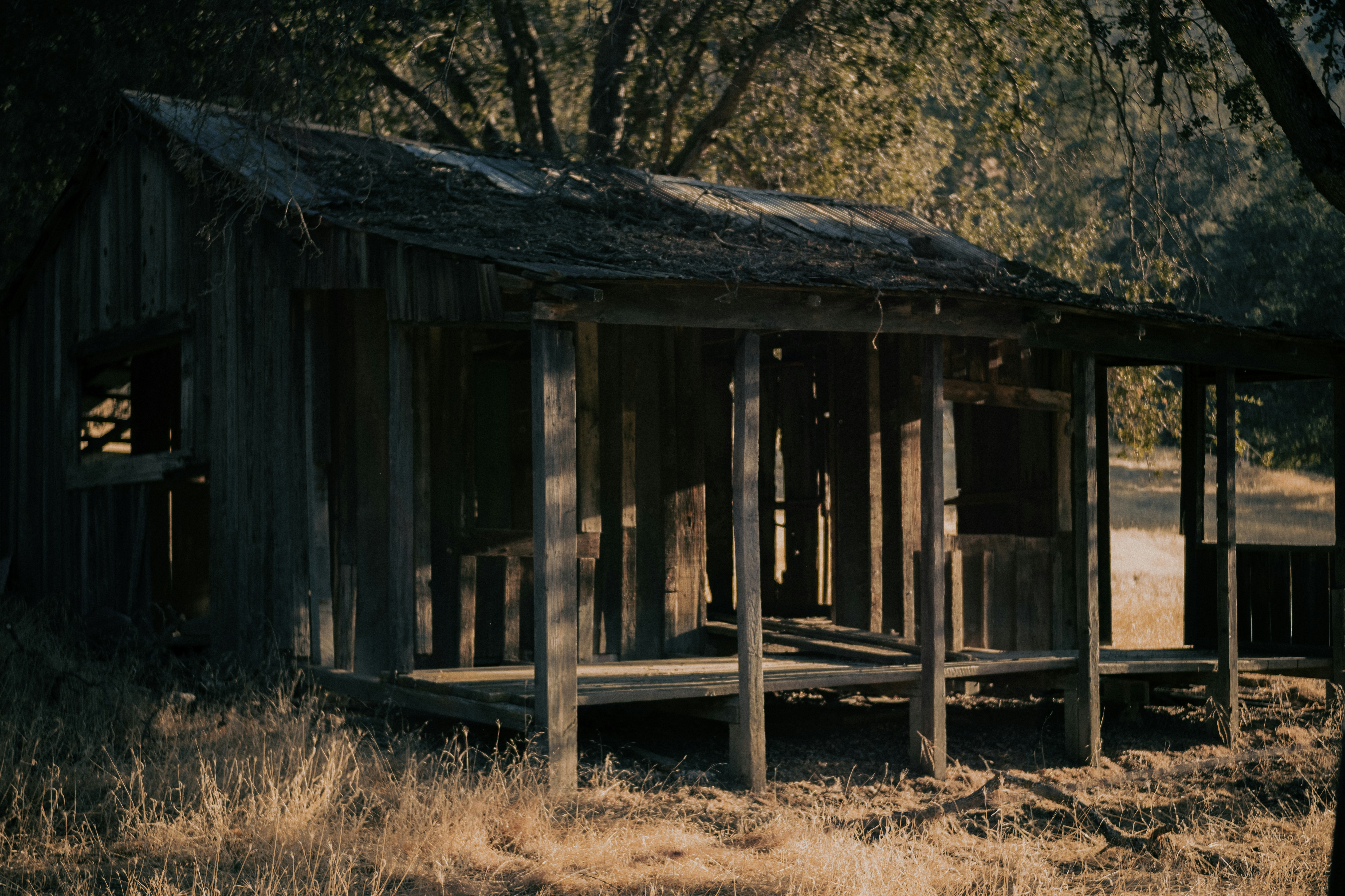 Eine alte Hütte mitten auf einem Feld Foto – Kostenloses Bild zum Thema  Gebäude auf Unsplash, image size:3000x2000