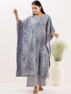 Evening shot of Musa Latina outfit styled with delicate jewelry and soft flowing fabric.