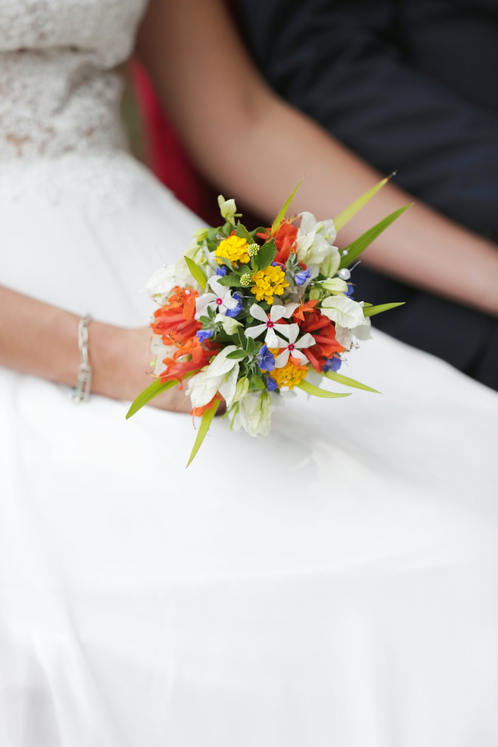 Eine Braut, die einen Blumenstrauß in der Hand hält